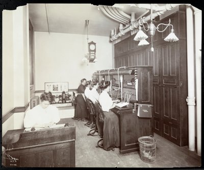 Donne che lavorano al centralino presso la Metropolitan Life Insurance Co. in 23rd Street e Madison Avenue, New York, 1907 da Byron Company